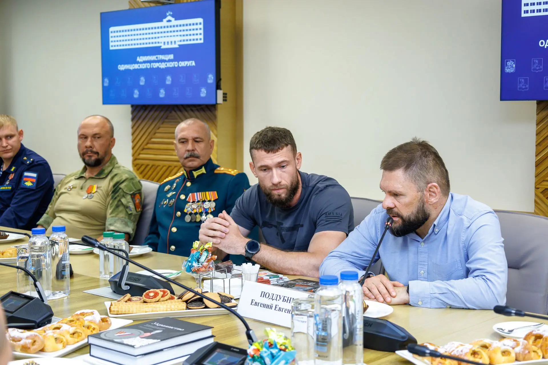 Герой России, военный корреспондент Евгений Поддубный встретился в Одинцово с ветеранами СВО